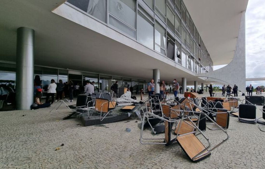 Uma visão geral mostra móveis e janelas danificadas no Palácio do Planalto, após as manifestações que ocorreram no ultimo domingo na capital federal