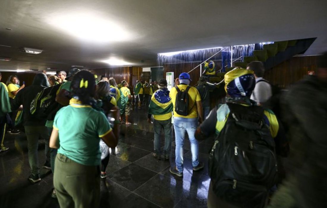 Manifestantes invadem Congresso, STF e Palácio do Planalto