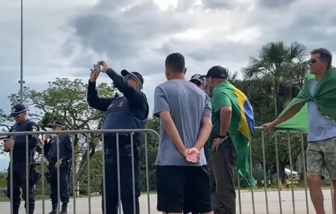 Policiais militares do Distrito Federal conversam com bolsonaristas e filmam invasão do Congresso 