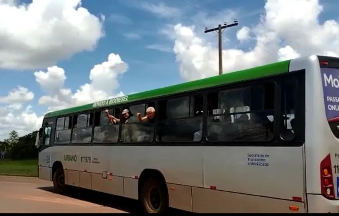 Idosos liberados pela PF deixam o local de ônibus