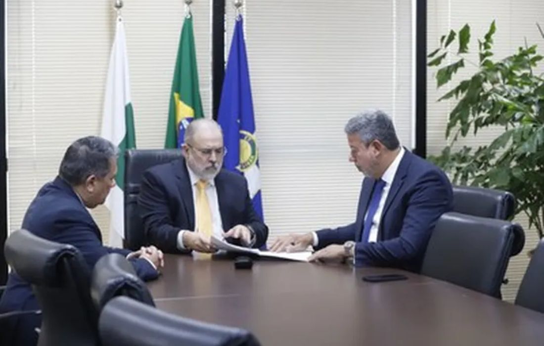 Aras e o subprocurador-geral da República Carlos Frederico recebem o presidente da Câmara, Arthur Lira, na sede da PGR