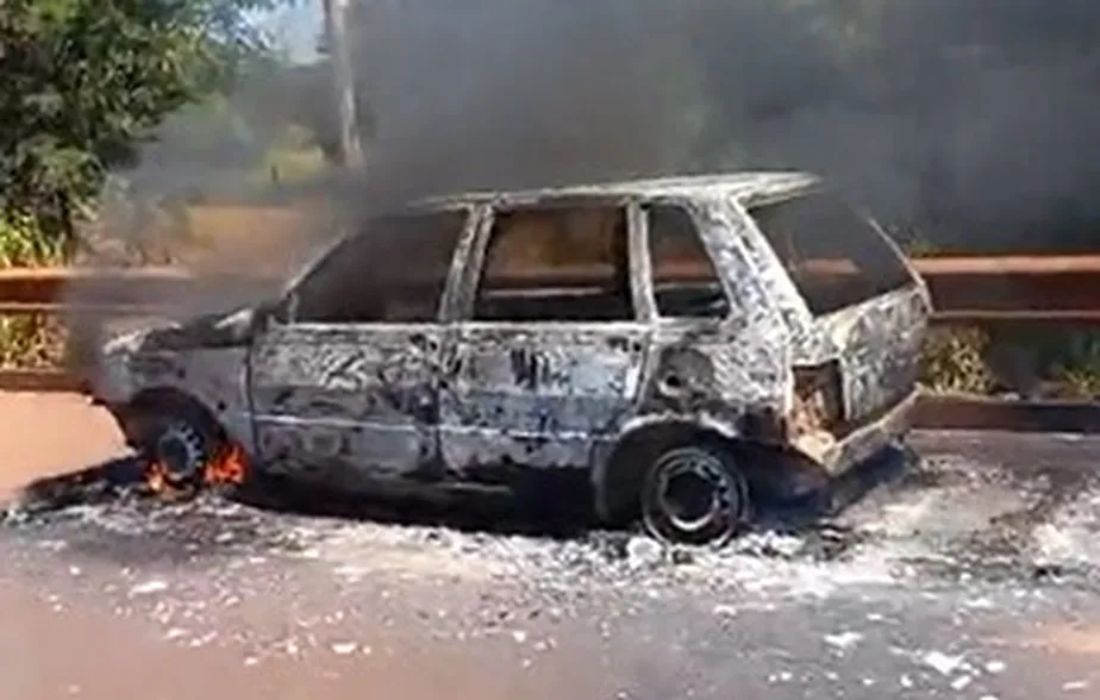 Suspeito preso tem envolvimento em bloqueio de rodovia onde um motorista tentou passar e teve o carro incendiado 