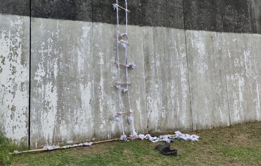 Criminosos usaram uma escada improvisada com lençol - escada feita com lençóis - para fugir do presídio 