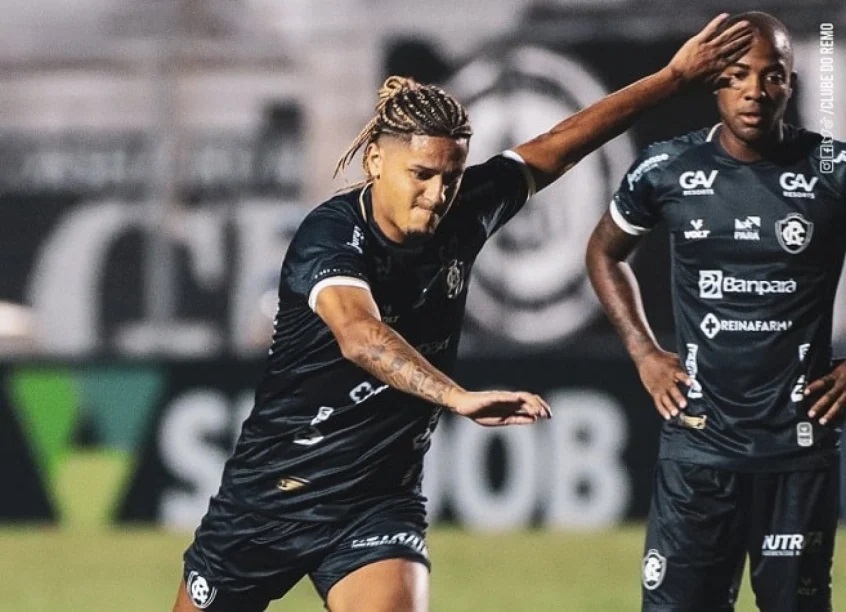 Felipe Gedoz em ação com a camisa do Remo