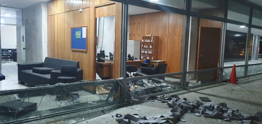 Bolsonaristas radicais destroem o Palácio do Planalto em atos terroristas