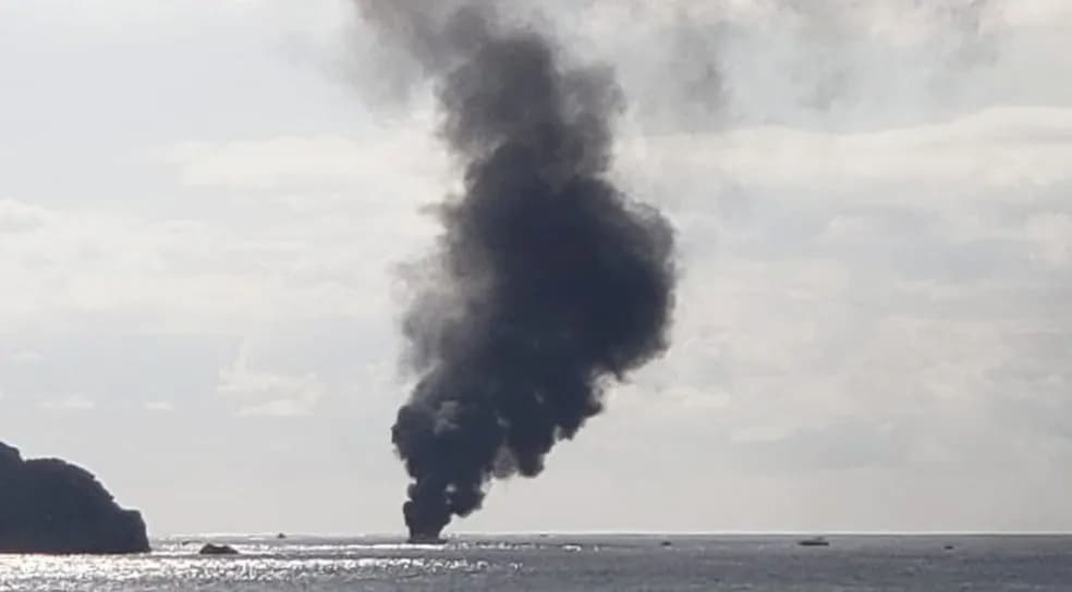 Lancha pega fogo em Fernando de Noronha