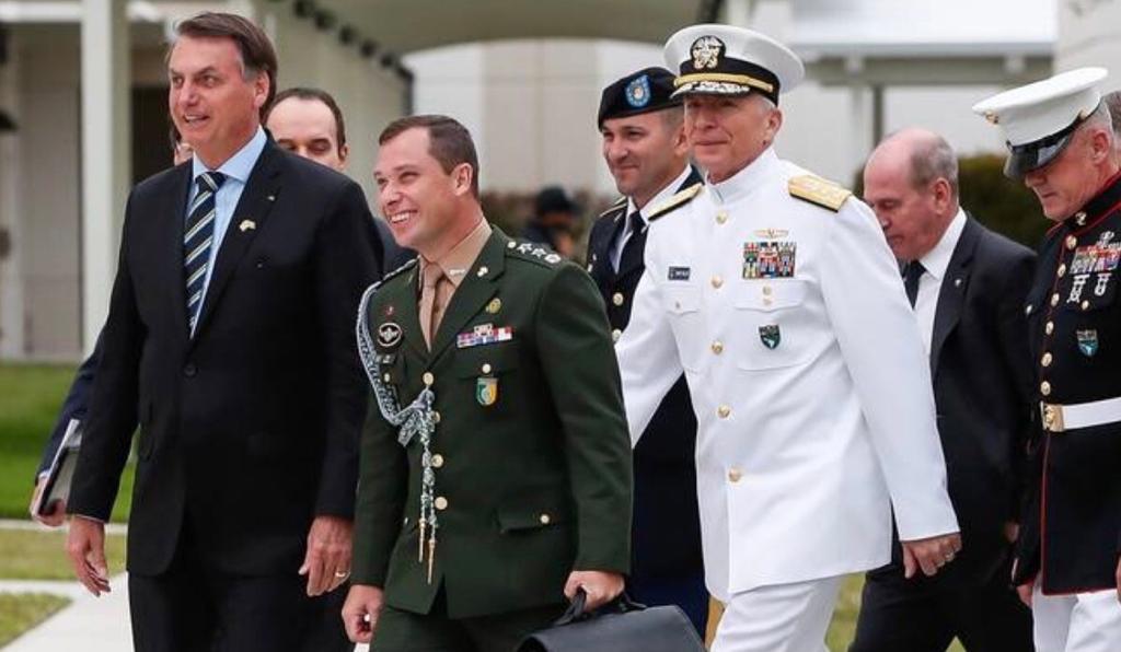 Mauro Cid (de farda verde) ao lado do ex-presidente Jair Bolsonaro