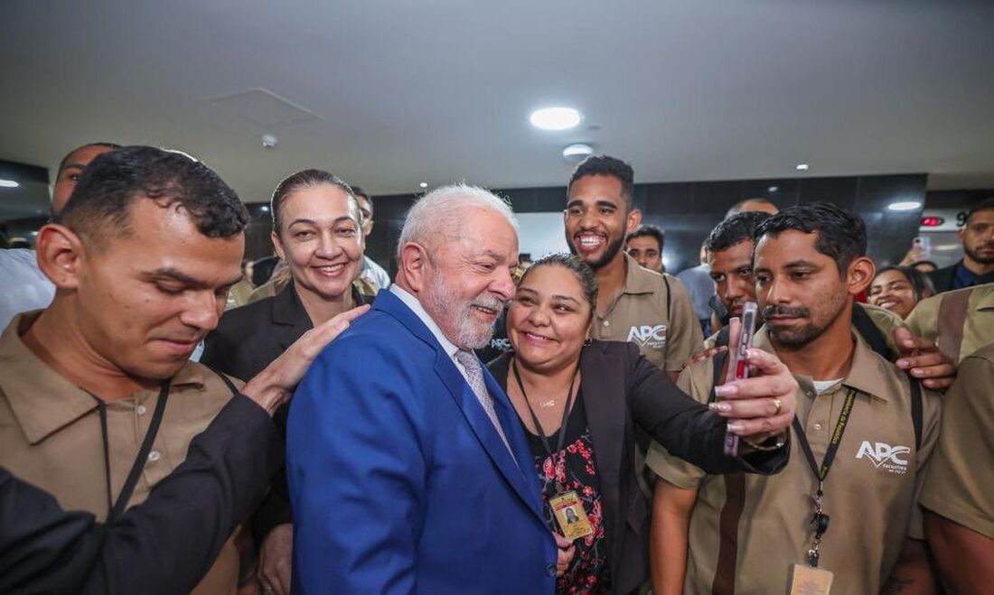 Presidente Lula e funcionários de serviços gerais responsáveis pela limpeza do Palácio do Planalto