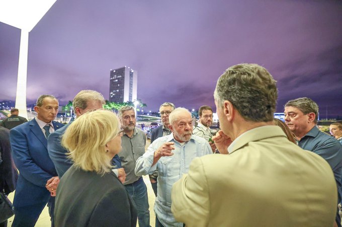 Lula em frente ao Planalto após atentado terrorista bolsonarista