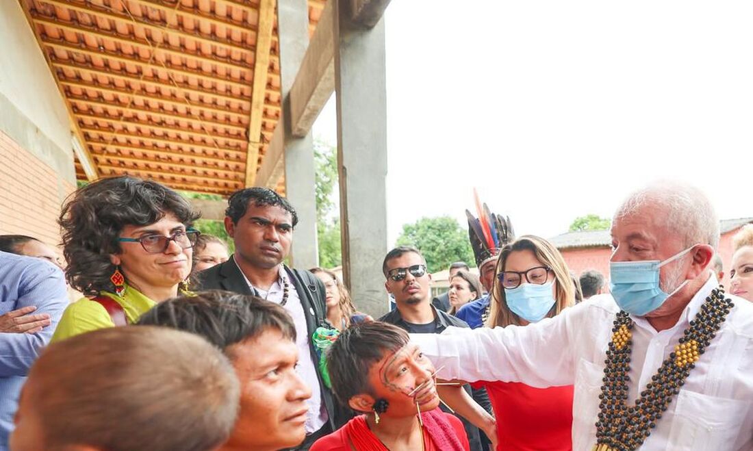 Lula visita povos yanomamis, em Roraima