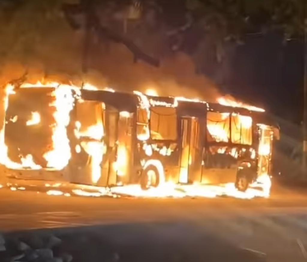 Ônibus ficou incendiado após protesto em Olinda