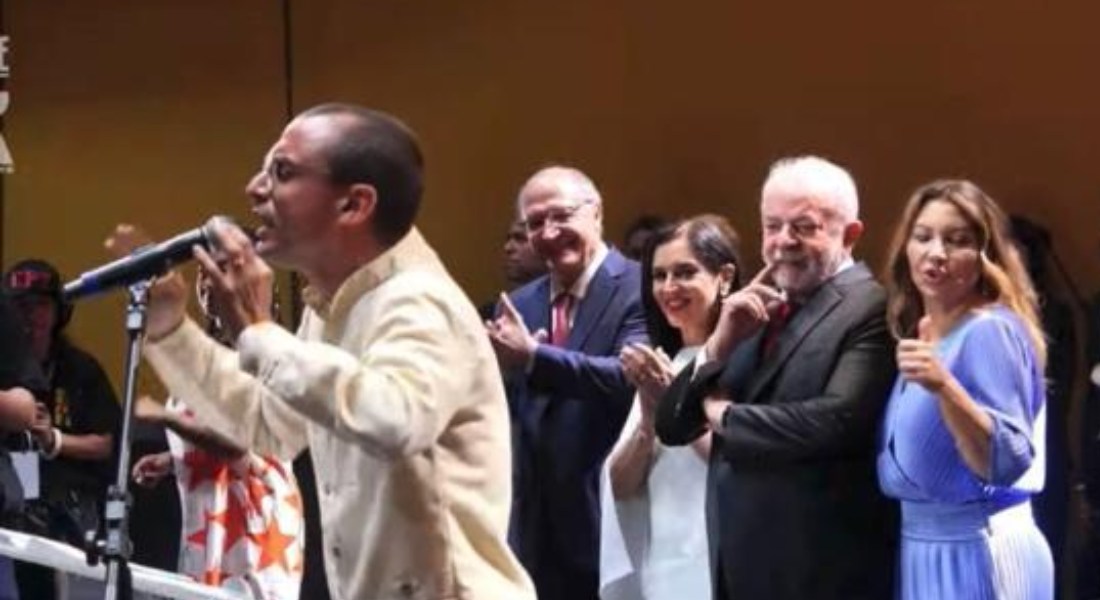 Antônio Marinho entoa versos no palco na festa popular da posse de Lula, em Brasília