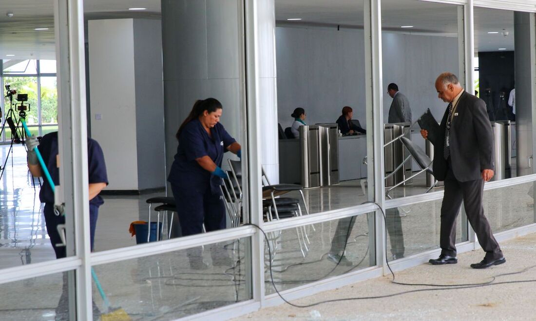 Janja mostrou  o trabalho de limpeza e restauração da ordem no Palácio do Planalto após os atos de vandalismo ocorridos em todo o prédio