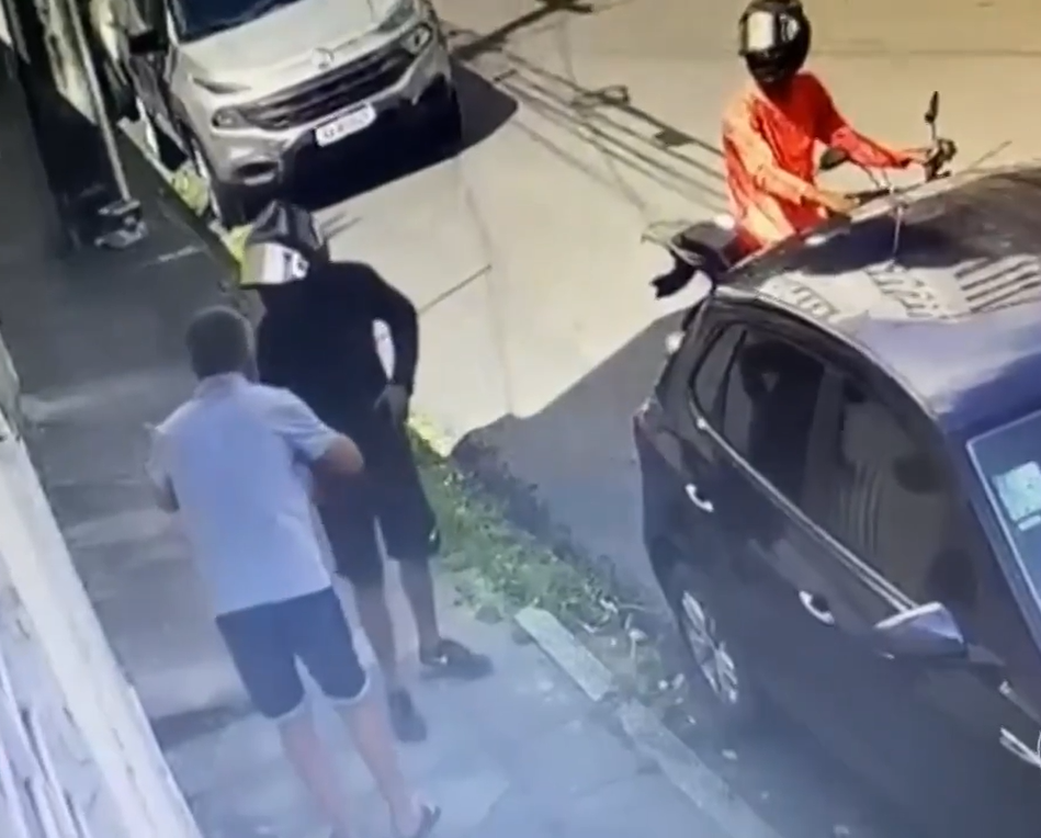 Nas imagens, dois homens em uma moto abordam um idoso que andavam pela calçada da rua João Ramos