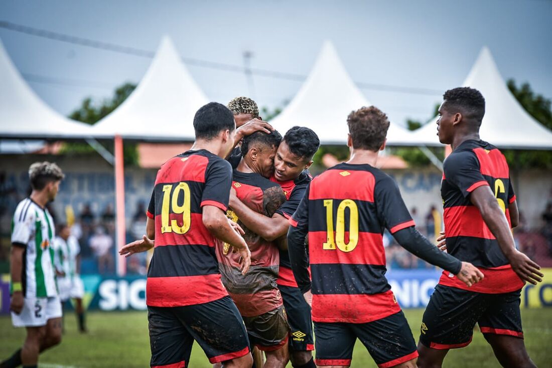 Atletas abraçam Gean, autor do primeiro gol do Leão