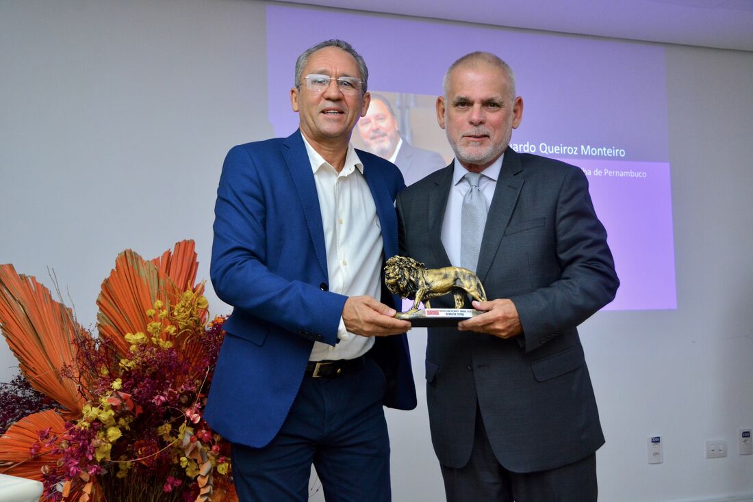 Paulo Pugliesi recebe o troféu das mãos de Marcelo Mesquita