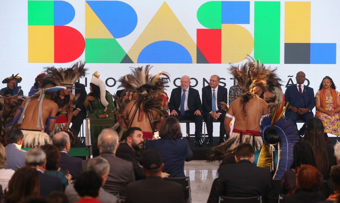 A nova marca tem as cores verde, amarela e azul, inspiradas na bandeira brasileira