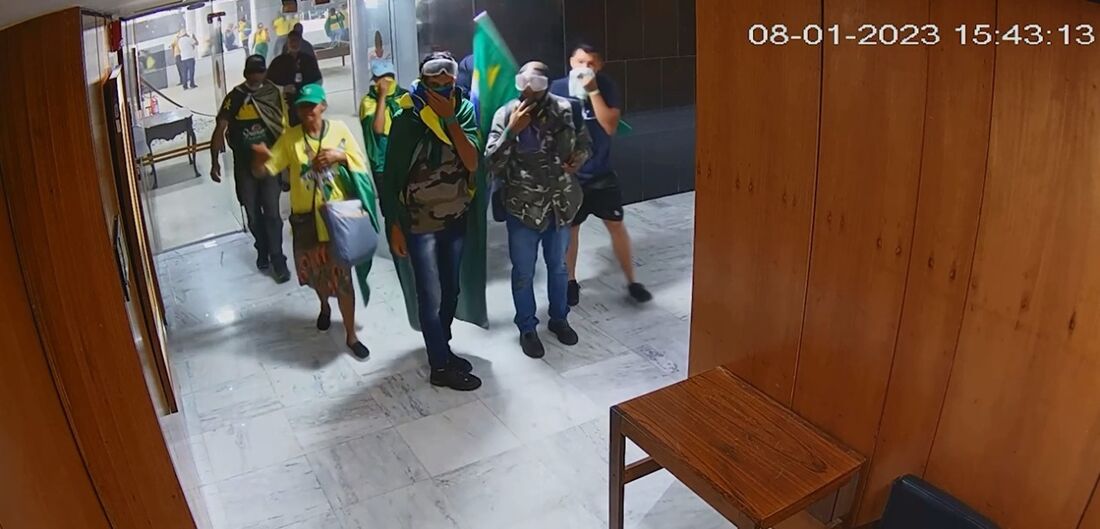 Vídeo inédito mostra como golpistas invadiram com facilidade andar do  gabinete de Lula; assista - Folha PE