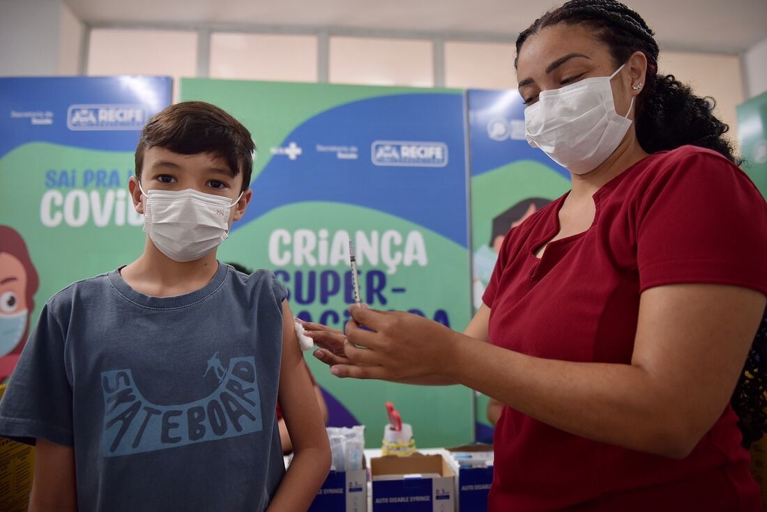 Início da aplicação da 3ª dose da Covid no Recife para crianças de 5 a 11 anos. Na foto, Luciano Cavalcante