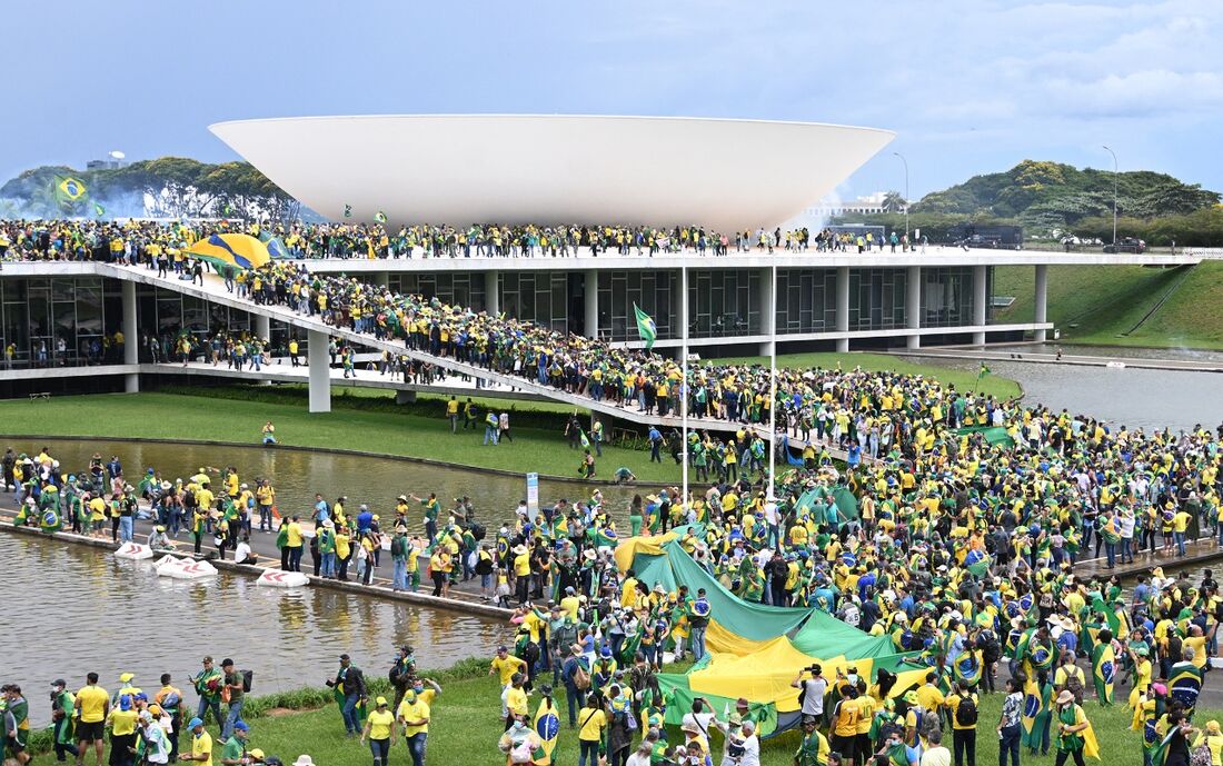 Bolsonaristas radicais invadem o Congresso