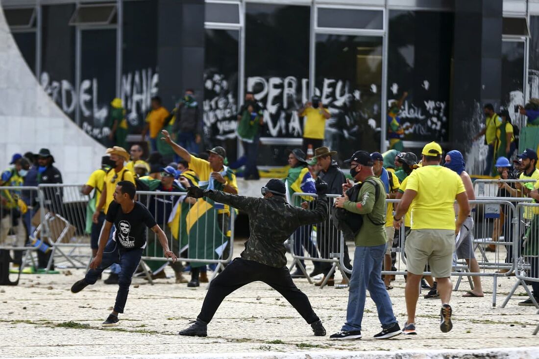 Terroristas invadem os três poderes em Brasília