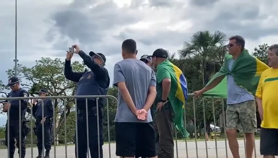 Policial faz selfie enquanto bolsonaristas radicais invadem e depredam prédios públicos em Brasília