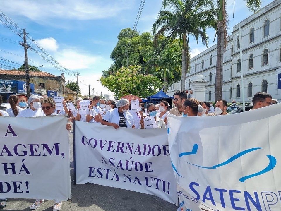 Auxiliares e técnicos de enfermagem fizeram ato em frente ao Imip nesta terça-feira (11)