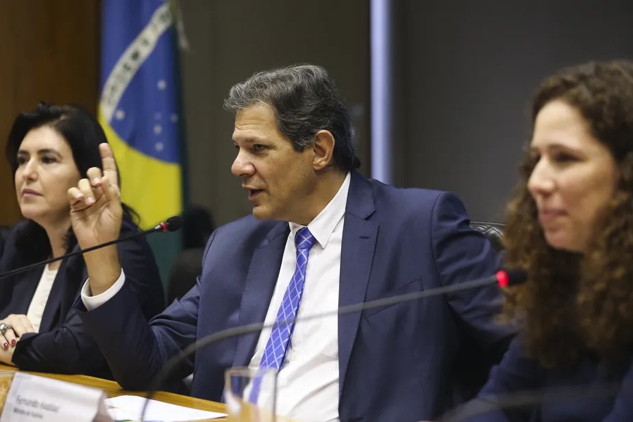 Os ministros do Planejamento e Orçamento, Simone Tebet, da Fazenda, Fernando Haddad, da Gestão e Inovação em Serviços Públicos, Esther Dweck, detalham as primeiras medidas econômicas do governo, durante entrevista, no ministério da Fazenda 