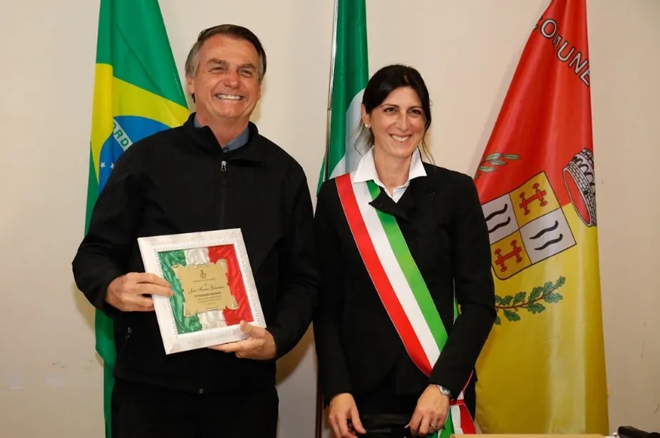 Jair Bolsonaro recebeu cidadania honorária de prefeita de comuna italiana 