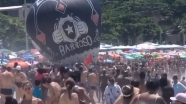 Por volta de 10h30 um enorme balão caiu em meio aos banhistas, na altura do posto 1