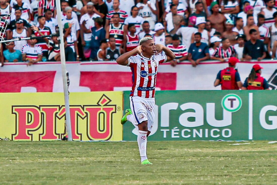 Júlio marcou dois gols para o Náutico no clássico