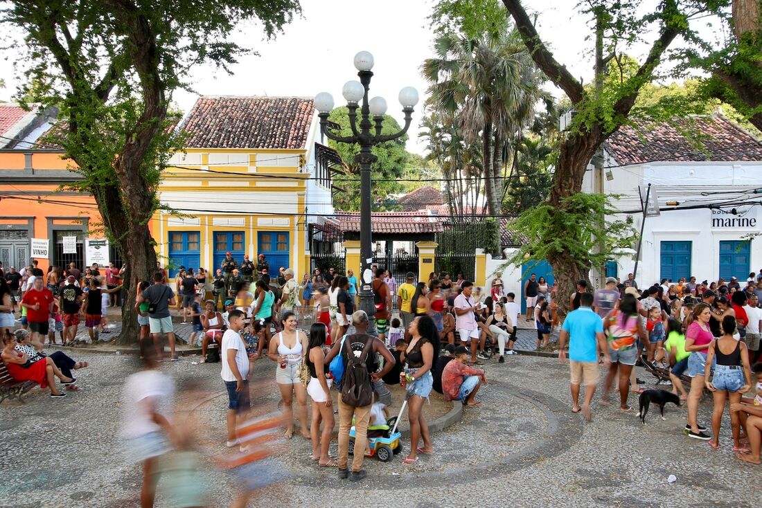 Prévias de Carnaval no sítio histórico Olinda, neste domingo (15). Na foto, a Praça Conselheiro João Alfredo.