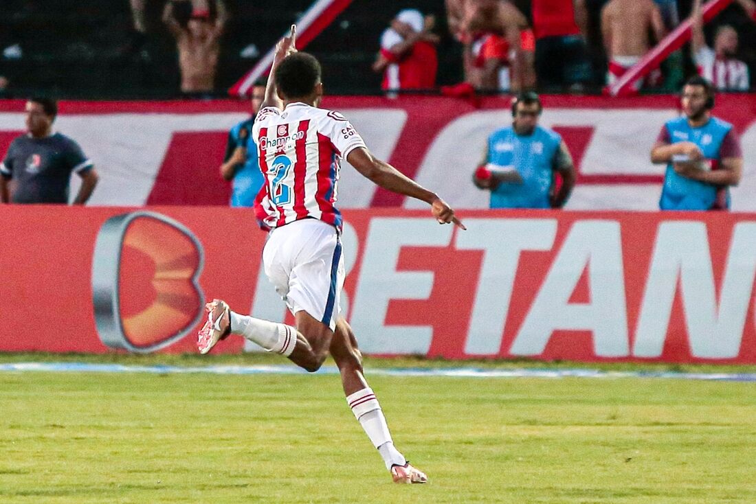 Anilson comemora gol no Clássico das Emoções