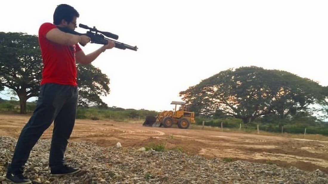 Nos posts, ele também aparece cercado de amigos em um dos hospitais em que trabalha no Rio de janeiro, além de compartilhar fotos em que exibe armas em suas mãos