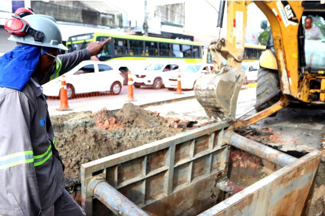 Compesa realiza obra de esgoto na Rua da Paz, em Afogados, Zona Oeste do Recife