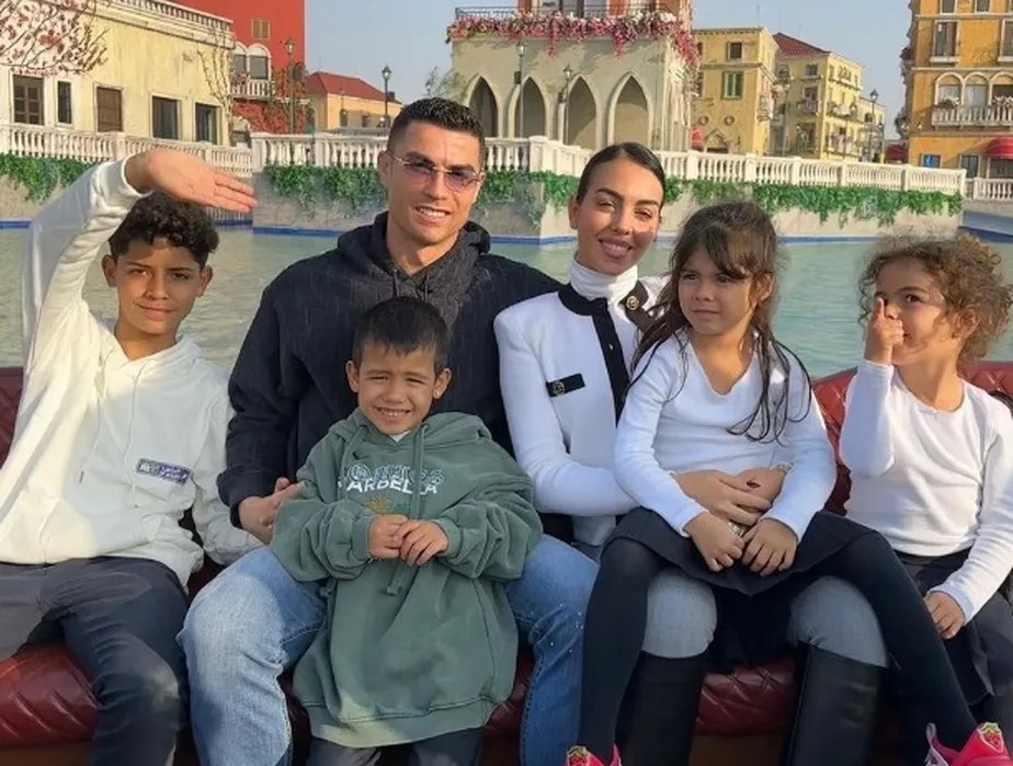 Cristiano Ronaldo passeia com esposa na Arábia Saudita e afasta rumores de crise 