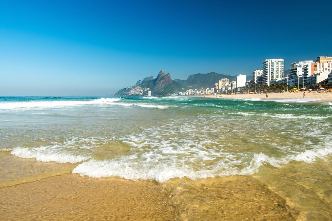 Praia do Arpoador em Ipanema, Rio de Janeiro. Apesar da beleza caribenha, a praia foi considerada pelo Inea imprópria para banho