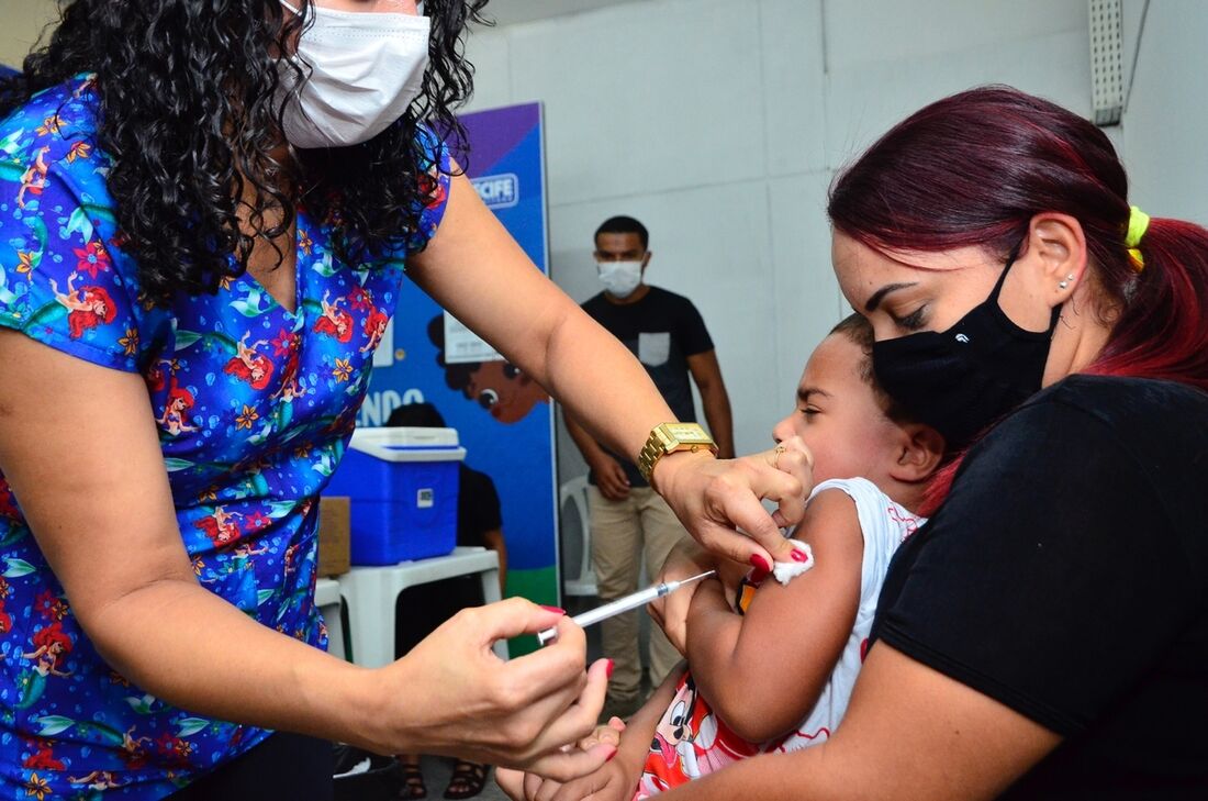 Recife volta a vacinar crianças de 3 e 4 anos contra a Covid-19