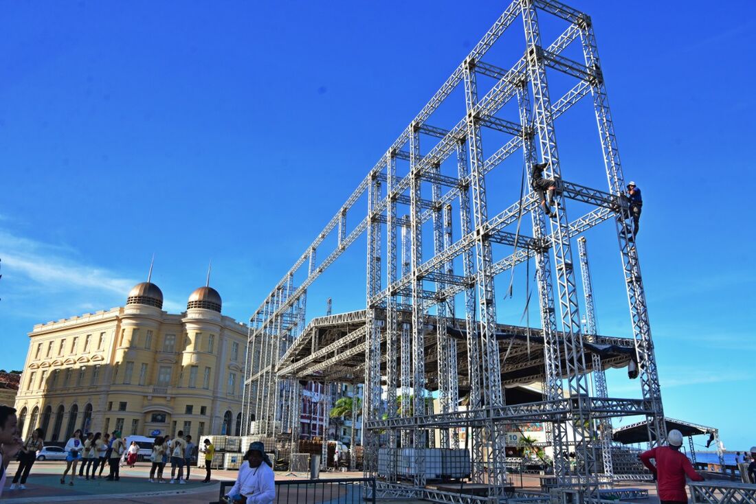 Palco para as apresentações do Carnaval 2023 começou a ser erguido no Marco Zero