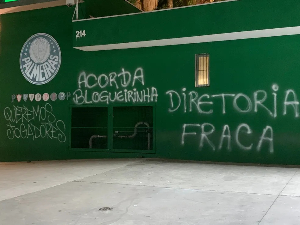 Muros na sede do Palmeiras, pichadas com críticas à diretoria do clube