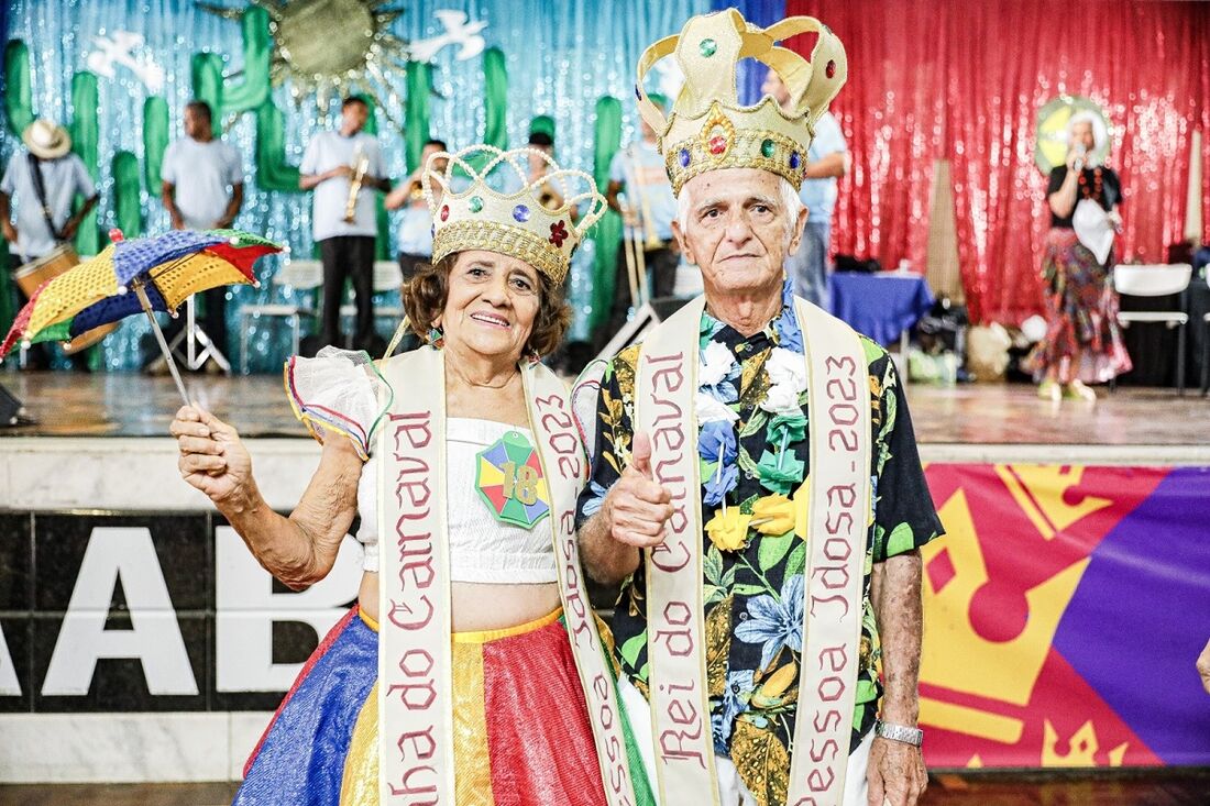 Paulo Nunes Machado, 78 anos e Nadir Bezerra de Carvalho, 75 anos, são rei e rainha  do Carnaval da Pessoa Idosa do Recife