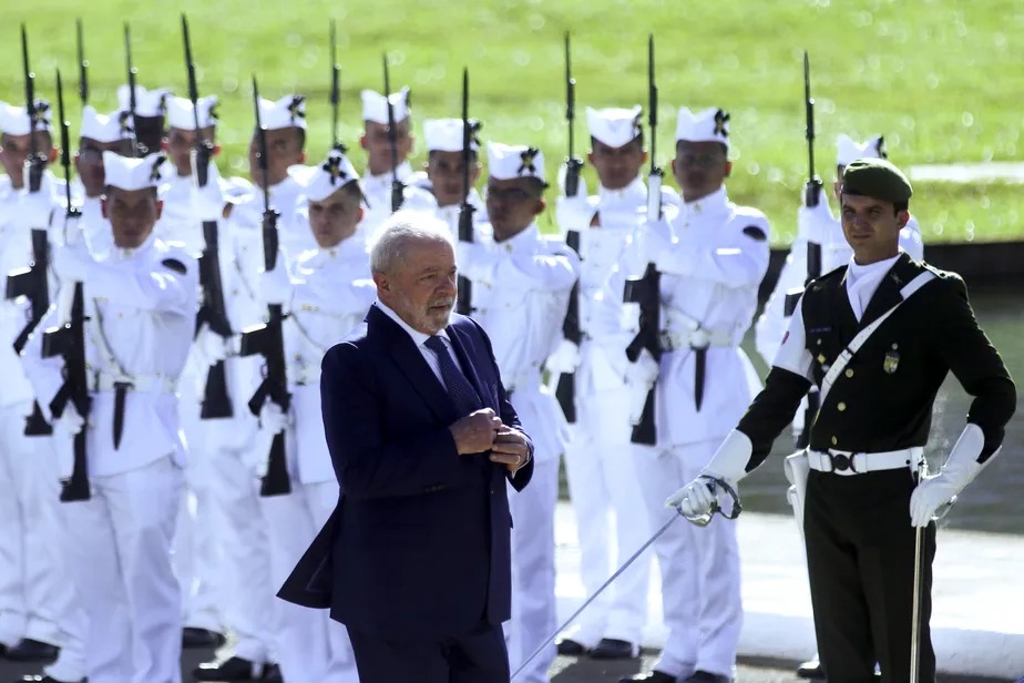 Lula e militares durante a posse 