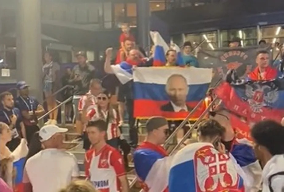 Imagens de torcedores carregando a bandeira russas no Melbourne Park 