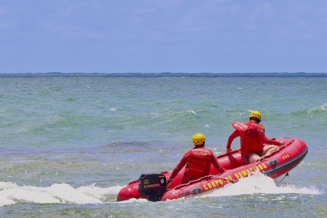 Bombeiros buscam por banhista em mar da Praia de Boa Viagem