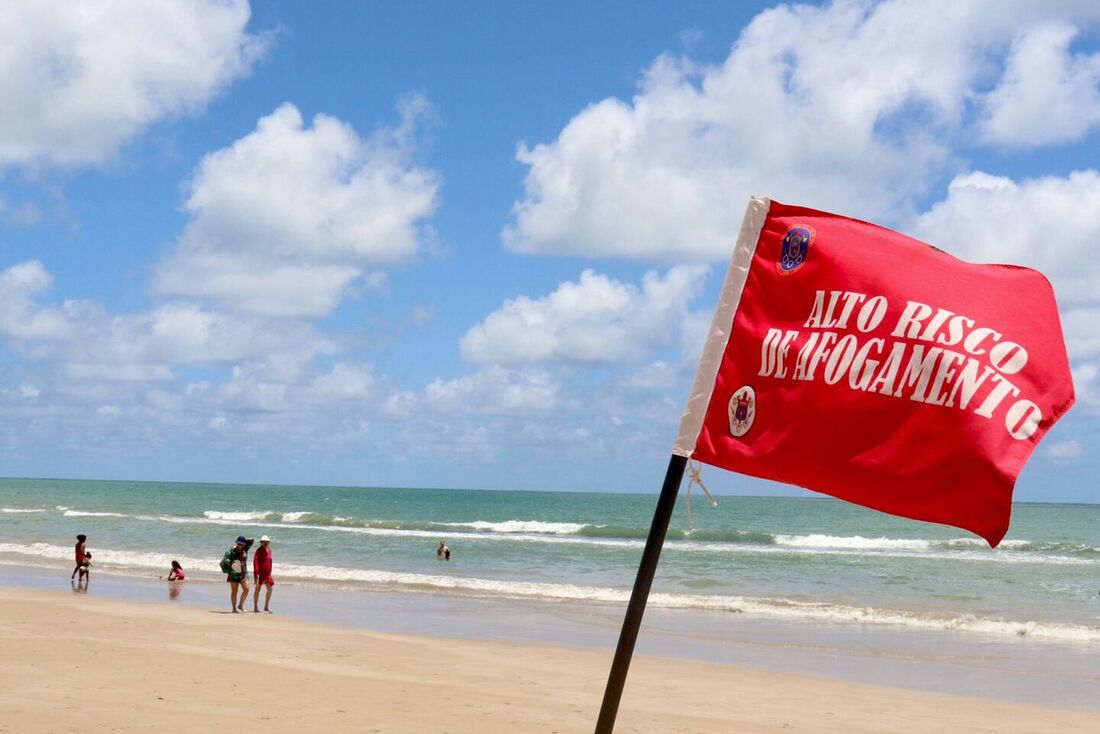 Jovem afogado na Praia de Maria Farinha tinha cerca de 18 anos