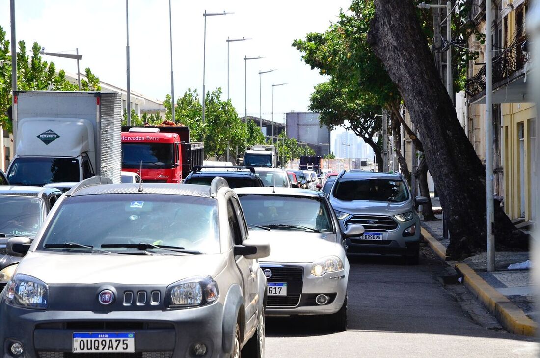 Protesto acontece em frente à sede da Prefeitura do Recife