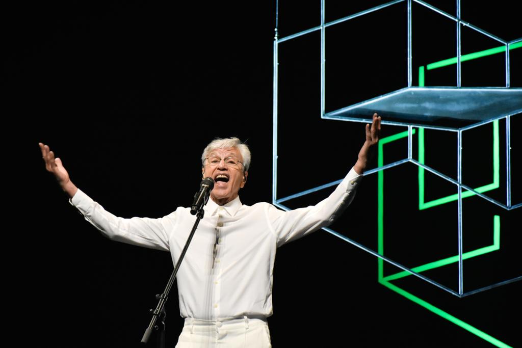 Caetano Veloso sobe ao palco do Marco Zero na noite de abertura do Carnaval do Recife 2023