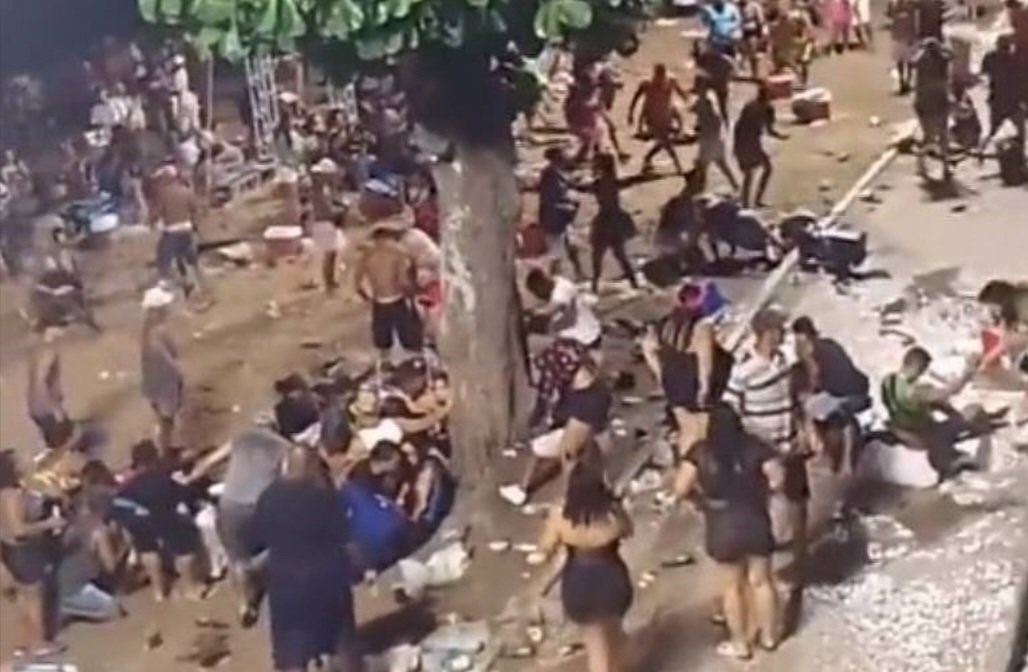 Briga em bloco de carnaval deixa 2 mortos e 15 feridos no Rio de Janeiro