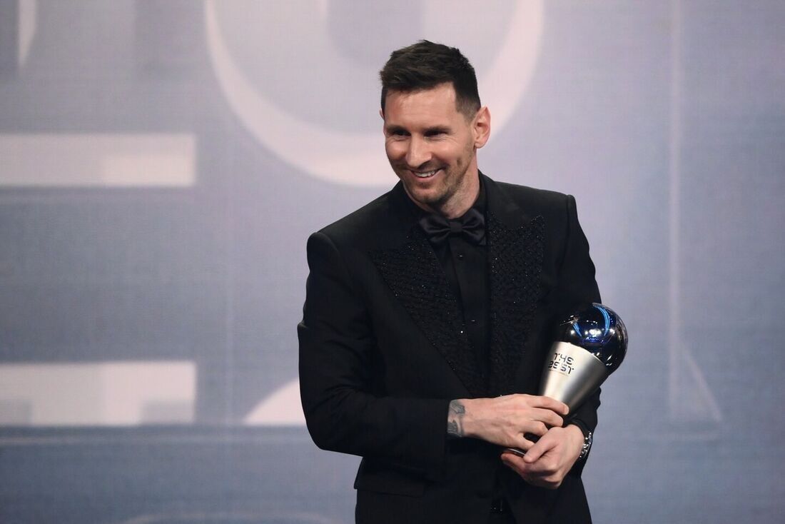 Lionel Messi ao levantar o troféu de Melhor Jogador do Mundo da FIFA pela sétima vez