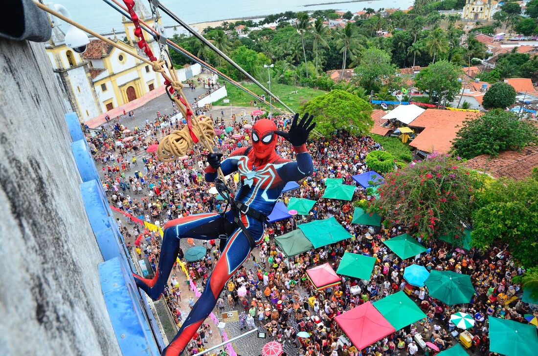 Homem-aranha descendo da Caixa D´Água no Alto da Sé